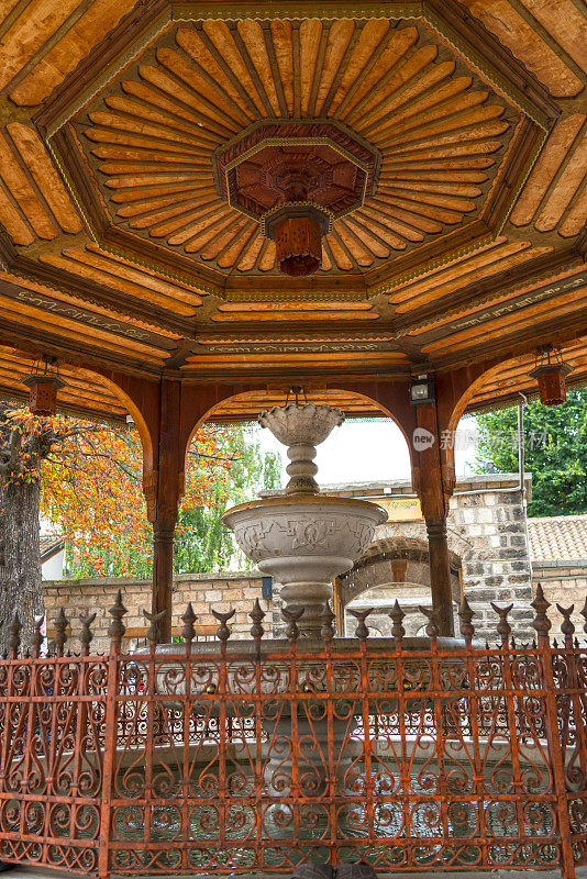 萨拉热窝Gazi Husrev-beg清真寺的老喷泉